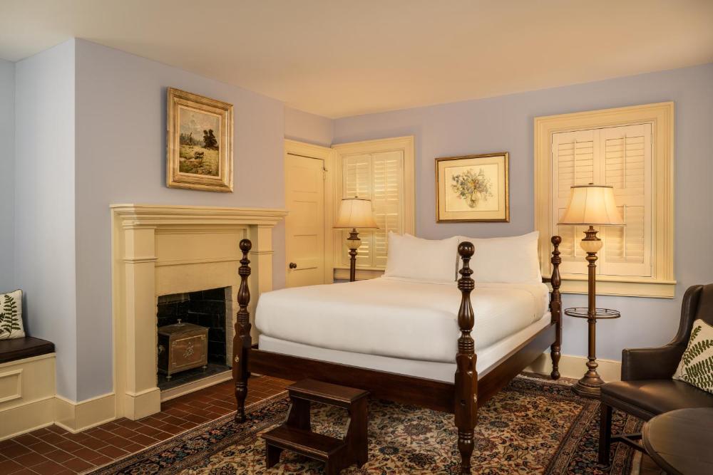Carriage House Courtyard Queen interior